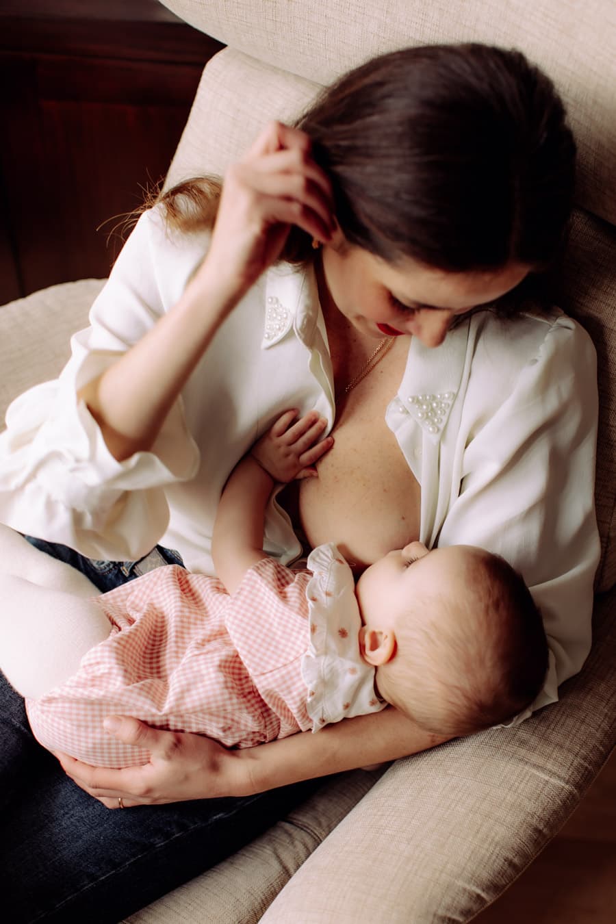 Votre bébé ne dort que dans vos bras, est-ce vraiment de votre faute ?