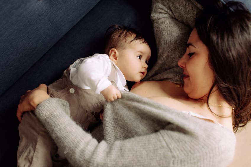 Vous dormez déjà avec votre bébé (même sans l'avoir décidé) : autant le faire en sécurité