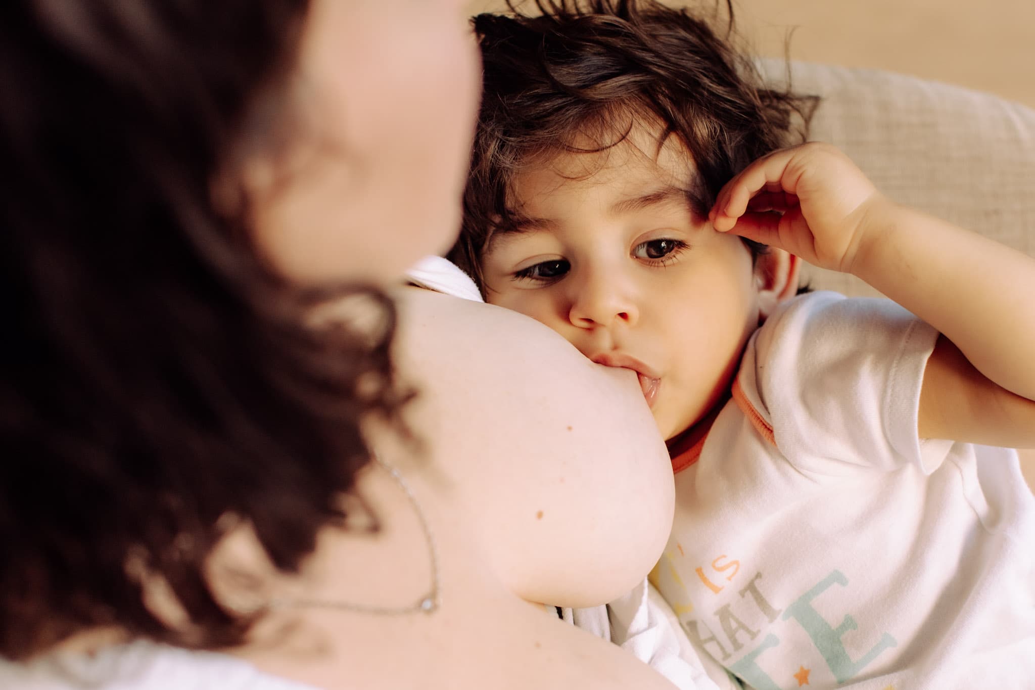 Vos règles reviennent, et votre lactation semble baisser : coïncidence ou pas ?