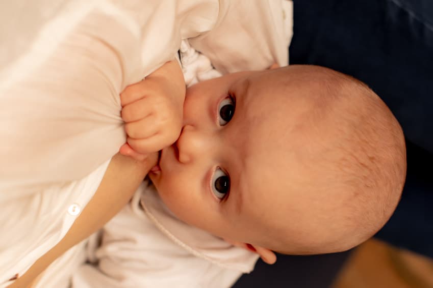Seins durs, brûlants, impossibles à toucher : je crois que j'ai un engorgement
