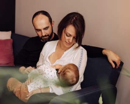 Sages-femmes, pédiatres, IBCLC : et si vous étiez, sans le savoir, la cible du marketing des laits infantiles ?