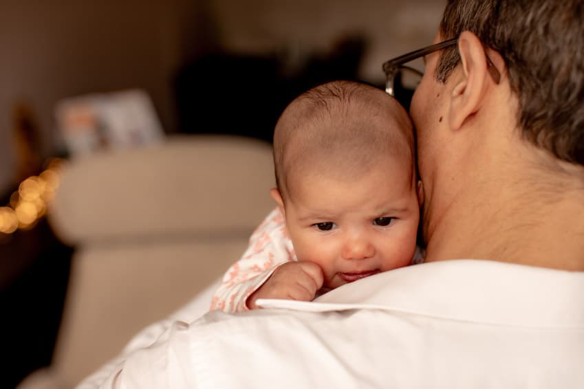 Mon bébé se tortille et grogne : que se passe-t-il vraiment dans son ventre ?