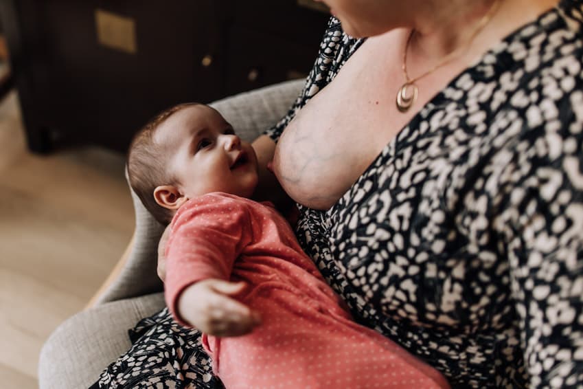 Bébé grogne, se tortille, semble souffrir la nuit : et si ce n'était pas son ventre ?